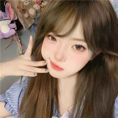 戴流苏耳环的少女